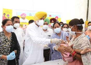 Health Minister Mr Balbir Singh Sidhu administering polio drops to children, along with health officials at Jujhar Nagar.