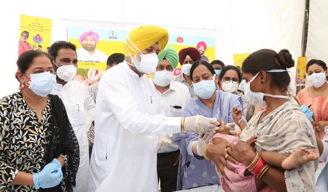 Health Minister Mr Balbir Singh Sidhu administering polio drops to children, along with health officials at Jujhar Nagar.