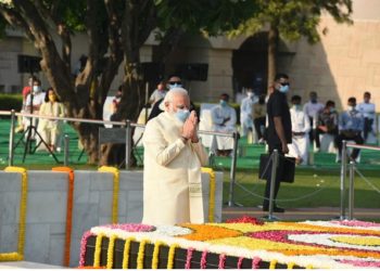 PM Modi pays tribute to Mahatma Gandhi at Raj Ghat in New Delhi