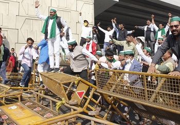 Farmer during a protest against kesin Bill at Gajipur Boder in New Delhi on November 29, 2020. (Photo: IANS)