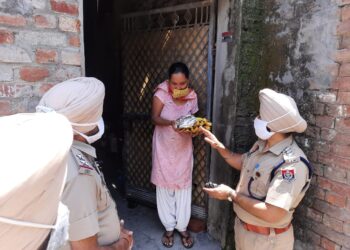 Police starts delivering meals at their doorsteps