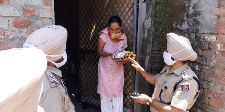 Police starts delivering meals at their doorsteps