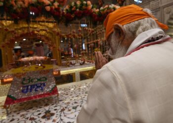 Prime Minister Narendra Modi on Saturday morning visited Gurudwara Sis Ganj Sahib in the national capital and offered prayers on the 400th Prakash Purab of Guru Teg Bahadur.