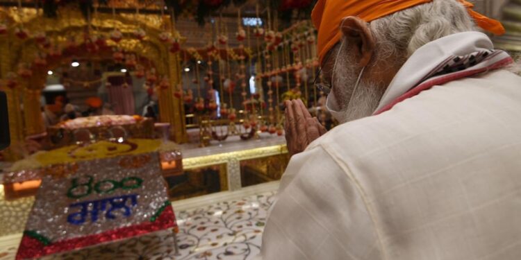 Prime Minister Narendra Modi on Saturday morning visited Gurudwara Sis Ganj Sahib in the national capital and offered prayers on the 400th Prakash Purab of Guru Teg Bahadur.