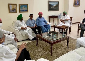 Punjab Chief Minister Capt Amarinder Singh meets newly appointed PCC president Navjot Singh in his office in the Secretariat. 
Others present included Brahm Mohindra, Manpreet Singh Badal and Vijay Inder Singla.