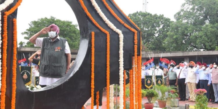 Punjab CM pays homage at Kargil War Memorial, exhorts youth to join Armed Forces