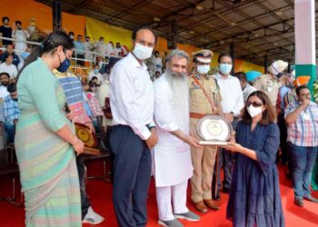 BHARAT BHUSHAN ASHU HOISTS TRICOLOUR IN LUDHIANA ON 75TH INDEPENDENCE DAY