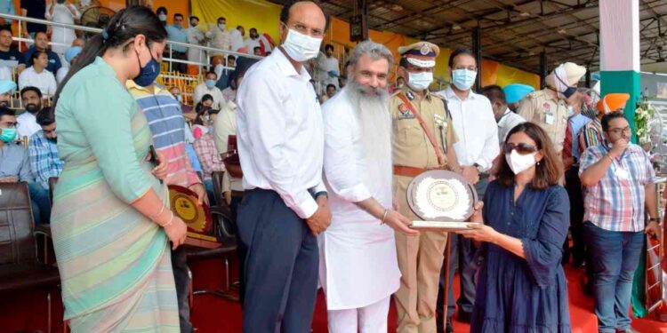 BHARAT BHUSHAN ASHU HOISTS TRICOLOUR IN LUDHIANA ON 75TH INDEPENDENCE DAY