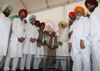 CABINET MINISTERS BALBIR SINGH SIDHU AND SUKHJINDER SINGH RANDHAWA PAY FLORAL TRIBUTES TO SHAHEED KARNAIL SINGH ISSRU-