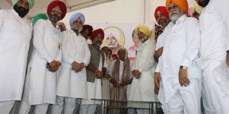 CABINET MINISTERS BALBIR SINGH SIDHU AND SUKHJINDER SINGH RANDHAWA PAY FLORAL TRIBUTES TO SHAHEED KARNAIL SINGH ISSRU-