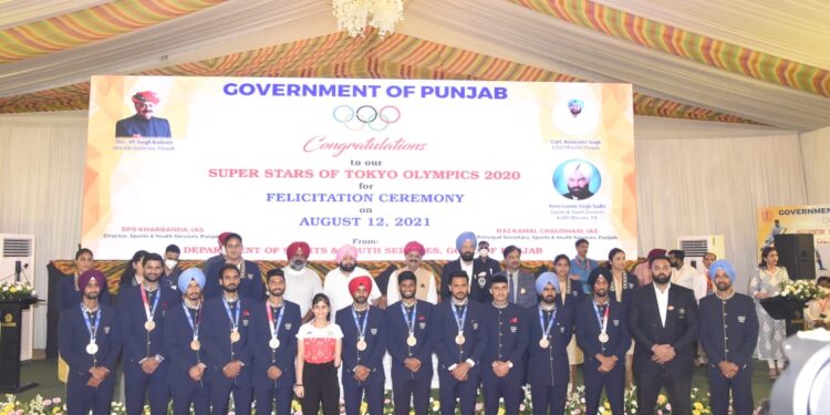 PUNJAB CM PATS MEN’S HOCKEY TEAM FOR REGAINING INDIA’S LOST GLORY IN HOCKEY