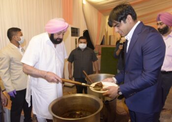 CAPT AMARINDER HOSTS OLYMPIANS FOR DINNER