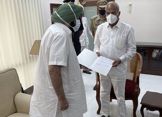 Captain Amarinder Singh submitted his resignation to Governor Banwarilal Purohit-