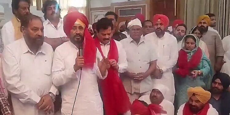 Chief Minister Charanjit Singh Channi paying obeisance at Sri Bhagwaan Valmiki Tirath, Amritsar.