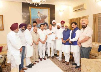 CM SUBMITS MEMORANDUM ON VITAL FARMERS’ ISSUES TO PUNJAB GOVERNOR FOR FORWARDING SAME TO PRIME MINISTER-