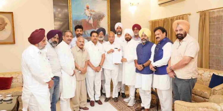 CM SUBMITS MEMORANDUM ON VITAL FARMERS’ ISSUES TO PUNJAB GOVERNOR FOR FORWARDING SAME TO PRIME MINISTER-