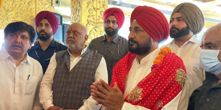 Chief Minister paid obeisance at the revered Shakti Peeth Sri Devi Talaab Mandi-