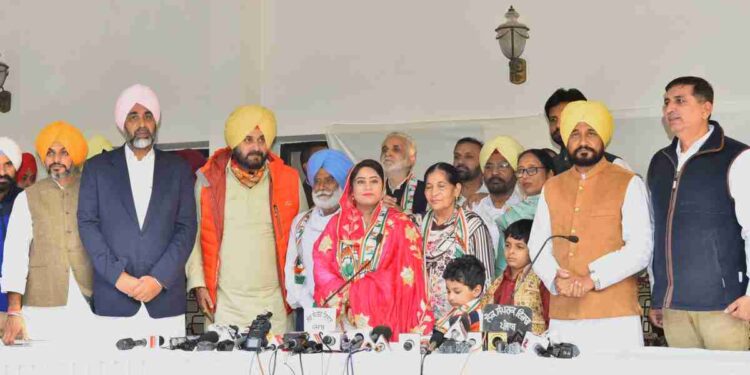 Rupinder Kaur Ruby on Wednesday joined the Congress Party in the presence of Punjab Chief Minister Charanjit Singh Channi