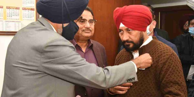 Director Defence Services Welfare Punjab Brig Satinder Singh (Retd.) on Tuesday pinned Armed Forces Flag on the Punjab Chief Minister Charanjit Singh Channi here at Punjab Bhawan.