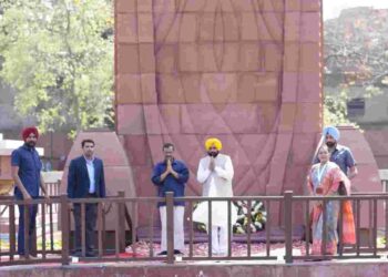 party convener Arvind Kejriwal, accompanied by Chief Minister-designate Bhagwant Mann, on Sunday paid obeisance at the holiest Sikh and Hindu shrines in the city