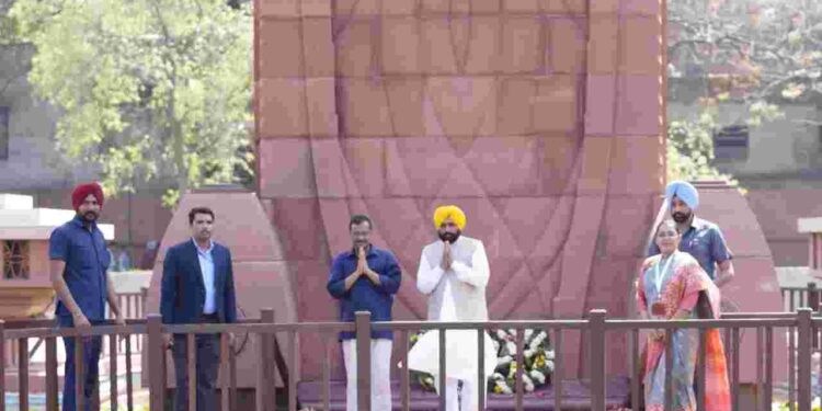 party convener Arvind Kejriwal, accompanied by Chief Minister-designate Bhagwant Mann, on Sunday paid obeisance at the holiest Sikh and Hindu shrines in the city