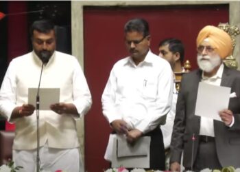 Pro Tem Speaker administrating oath to newly elected legislators of Punjab Vidhan Sabha