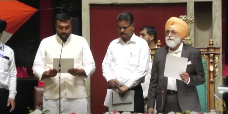 Pro Tem Speaker administrating oath to newly elected legislators of Punjab Vidhan Sabha