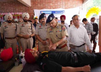 DGP PUNJAB VK BHAWRA LEADS FROM FRONT, DONATES BLOOD WITH POLICE MEN