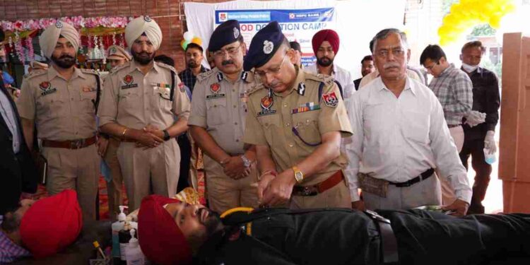 DGP PUNJAB VK BHAWRA LEADS FROM FRONT, DONATES BLOOD WITH POLICE MEN