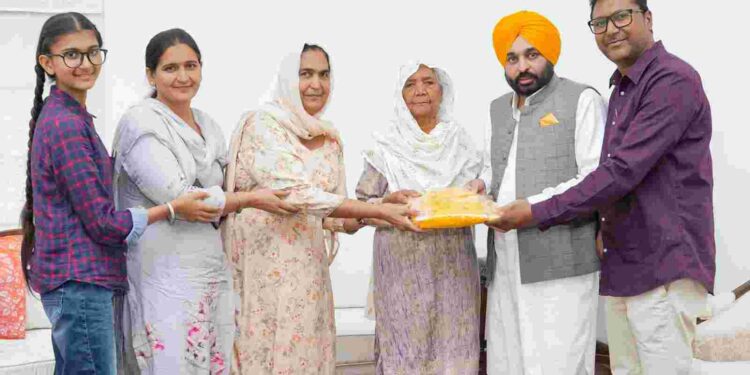 Punjab Chief Minister met the family members of late revolutionary poet Sant Ram Udasi