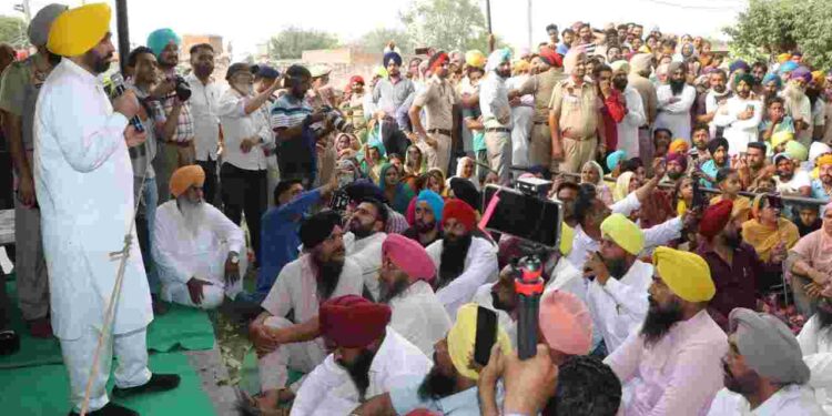 BHAGWANT MANN CALLS UPON FARMERS OF HIS NATIVE VILLAGE SATAUJ TO ADOPT DSR TECHNOLOGY ON MAXIMUM AREA