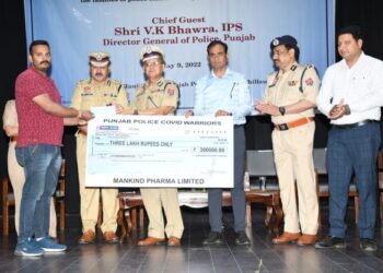 DGP PUNJAB PAYS TRIBUTES TO PUNJAB POLICE COVID-19 MARTYRS, GIVES RS 3 LAKH AS FINANCIAL AID TO FAMILIES