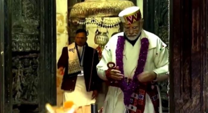 PM Modi offers prayers at Kedarnath temple-