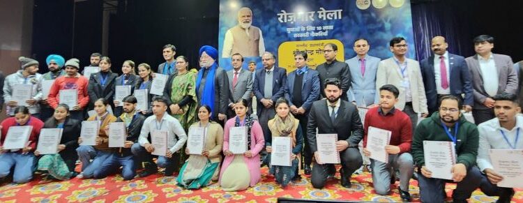 Union Minister of Petroleum and Natural Gas Sh. Hardeep Puri handed over  appointment letters to new appointees in various central government departments during Rozgar Mela