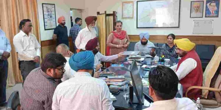 Power Minister conducts surprise check in PSPCL office to check attendance