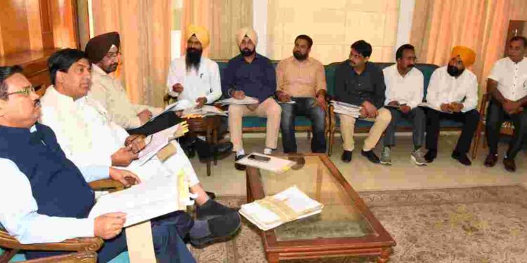 Bram Shanker Jimpa on Tuesday held a meeting with the Punjab Raj Zila Daftar Karamchari Union