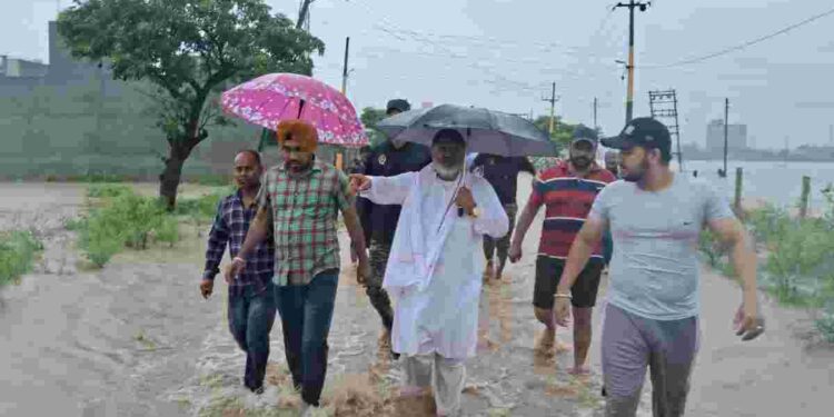 Cabinet Minister Chetan Singh Jauramajra assesses situation in villages affected by heavy rainfall