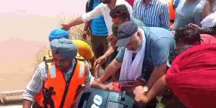 Chetan Singh Jauramajra arrives to safely evacuate families of habitants stranded in floodwaters