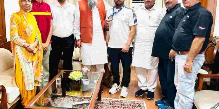 Punjab Vidhan Sabha Speaker S. Kultar Singh Sandhwan today met exceptional weightlifter Amarjeet Guru