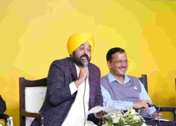 BHAGWANT MANN AND ARVIND KEJRIWAL INTERACTS WITH INDUSTRIALISTS IN SARKAAR VAPAAR MILNI AT LUDHAINA