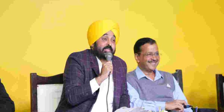 BHAGWANT MANN AND ARVIND KEJRIWAL INTERACTS WITH INDUSTRIALISTS IN SARKAAR VAPAAR MILNI AT LUDHAINA