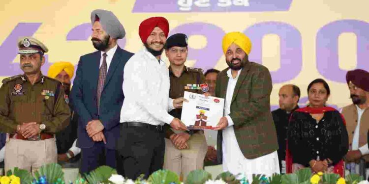 Chief Minister Bhagwant Singh Mann handed over job letters to 2487 youth