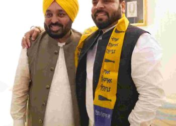 BSP Hoshiarpur Lok Sabha candidate Rakesh Soman joins AAP