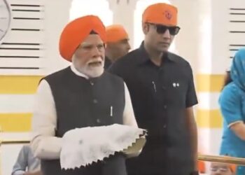 PM Modi serves langar at historic Patna Sahib Gurudwara