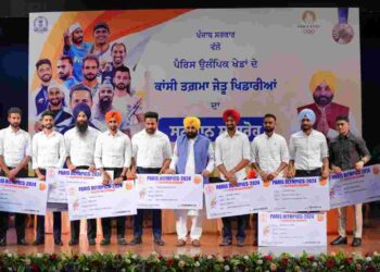 CM FELICITATES MEMBERS OF INDIAN HOCKEY SQUAD FROM PUNJAB WITH CASH PRIZE