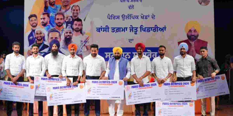 CM FELICITATES MEMBERS OF INDIAN HOCKEY SQUAD FROM PUNJAB WITH CASH PRIZE