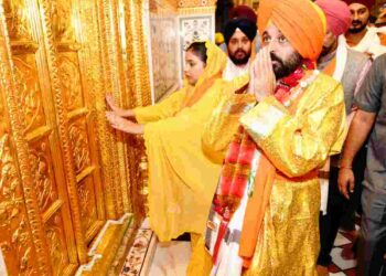 CM PAYS OBEISANCE AT TAKHAT SRI HUZOOR SAHIB, NANDED