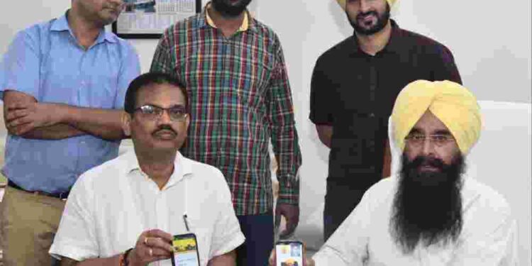 AGRICULTRE MINISTER LAUNCHES UNNAT KISAN MOBILE APP AS ONE-STOP SOLUTION FOR FARMERS TO AVAIL CRM MACHINES