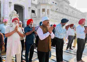 Chief Secretary KAP Sinha pays obeisance at Sri Darbar Sahib and Sri Durgiana Mandir