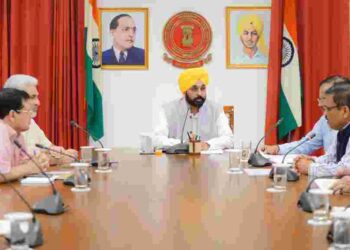 CM orders lifting of grains from Mandis on war footing